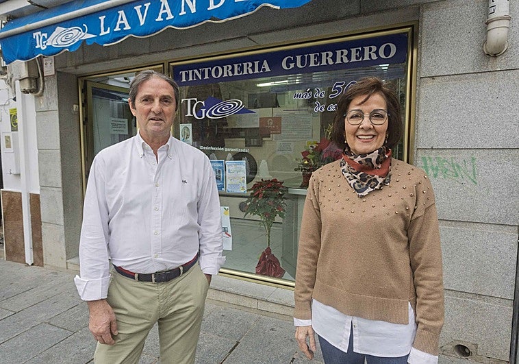 Toñi y Manolo dejan en otras manos Tintorería Guerrero